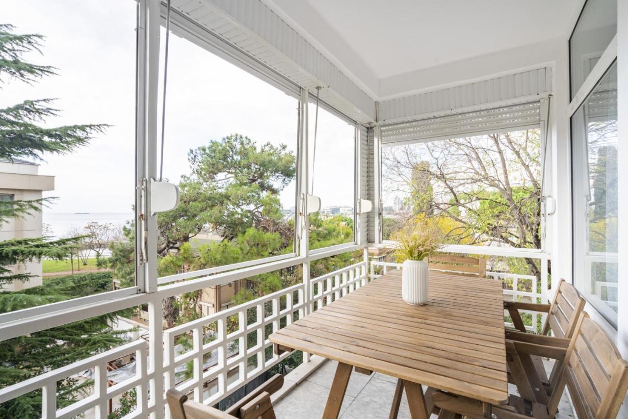 Apartamento Spacious Flat Near Caddebostan Coast Estambul Exterior foto